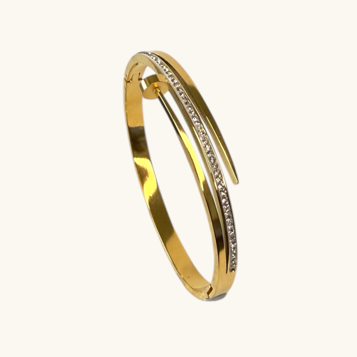 Elegant Gold-Plated Bangles with Premium Crystal Accents – Sophisticated Jewelry for Every Occasion